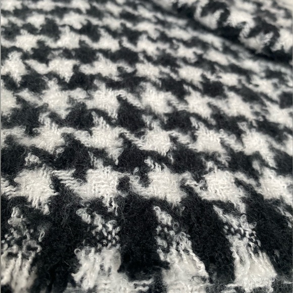 Express Houndstooth Blanket Scarf Black White Soft Fuzzy Shawl Wrap Winter - Picture 4 of 6